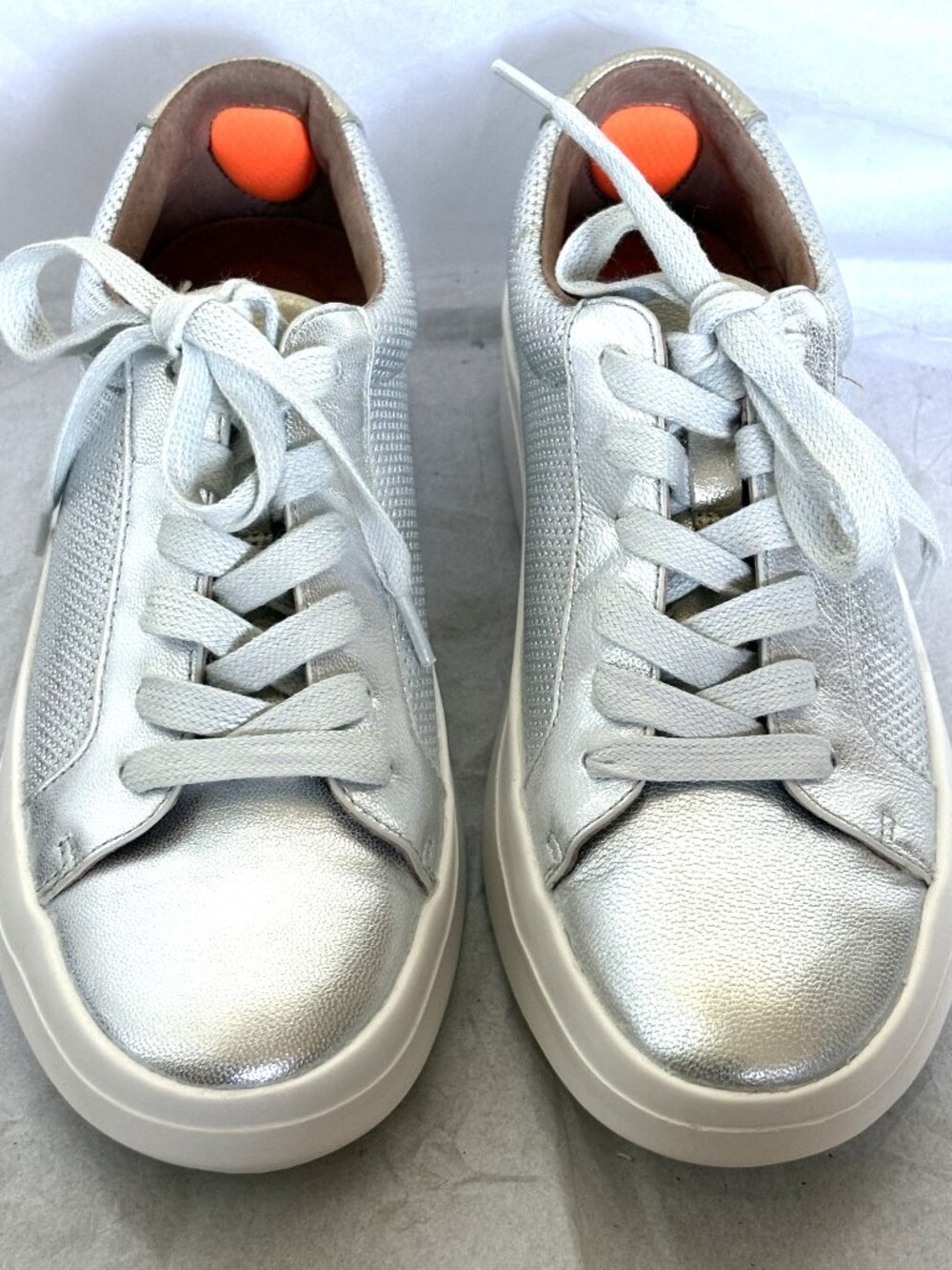 NWOB GENTLE SOULS BY KENNETH COLE LEATHER SILVER ROSETTE SNEAKERS SIZE: 7.5